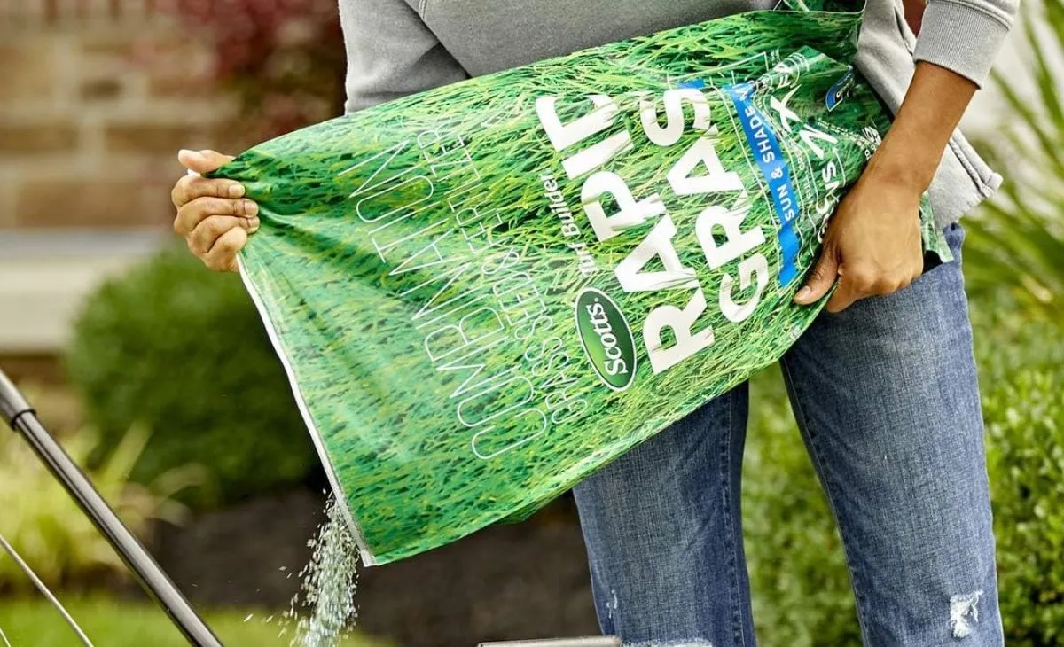 Rapid Grass pouring into a spreader